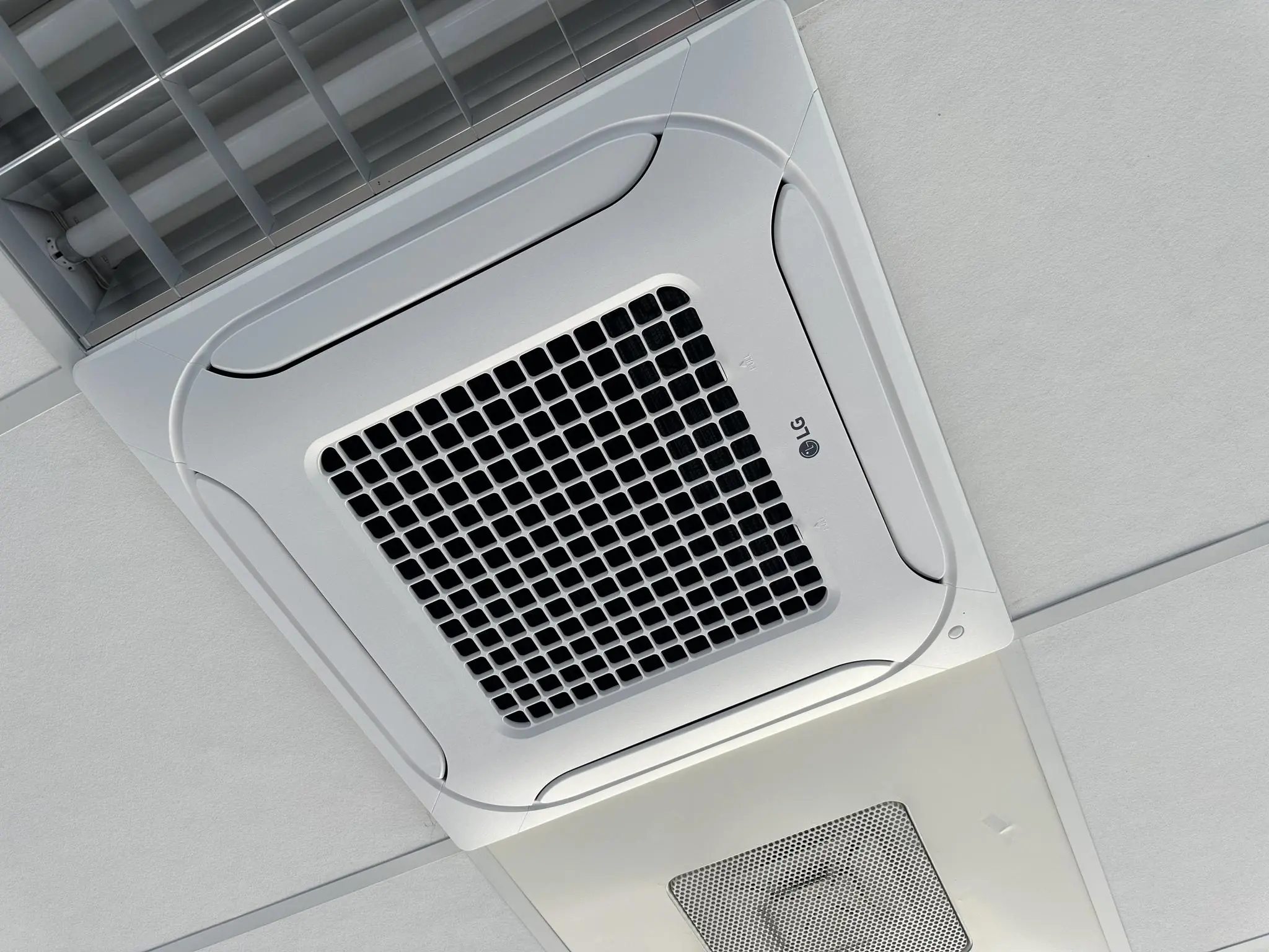 Plafondinbouw airconditioningunit van LG in een systeemplafond aan de Van der Hagenstraat.